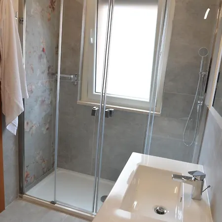 Luciana - 3 Min Train To Fco Airport & Fiera Apartamento